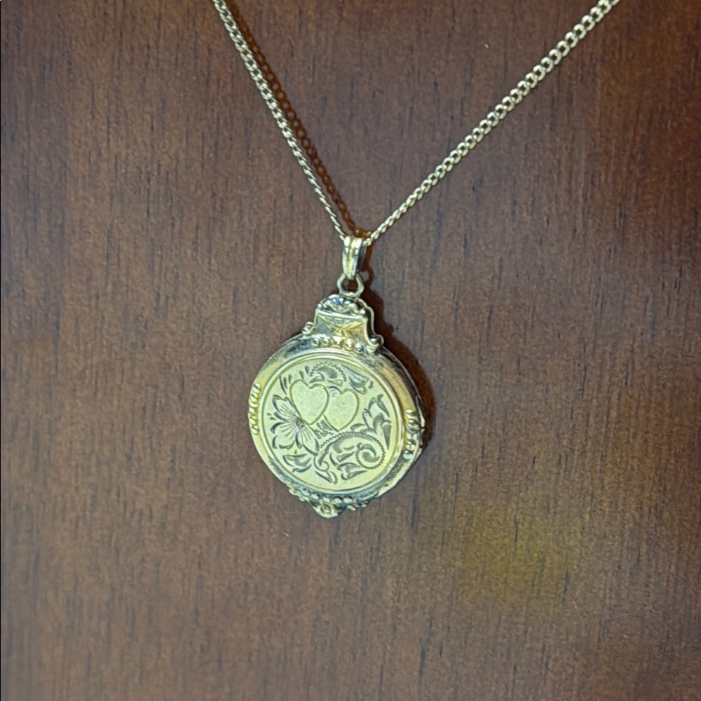 Hayward Locket. Vintage. 1/20 12k gold filled.